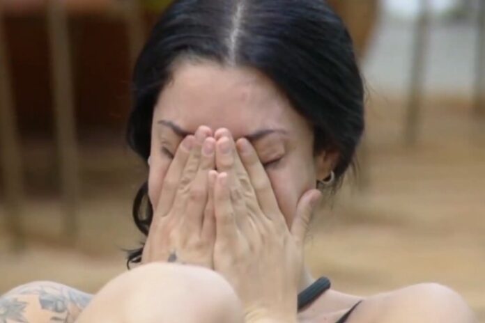 Rayanne (Ray) chora após expulsão de Martina em A Fazenda 17 Rayanne (Ray) chora após expulsão de Martina em A Fazenda 17 (Foto: Reprodução)