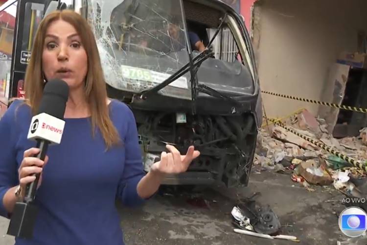 Micro-ônibus perde controle e atinge 4 carros e um comércio em São Paulo