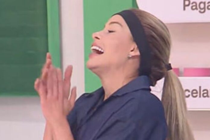 Saory Saory celebrando o momento (Reprodução: Record)