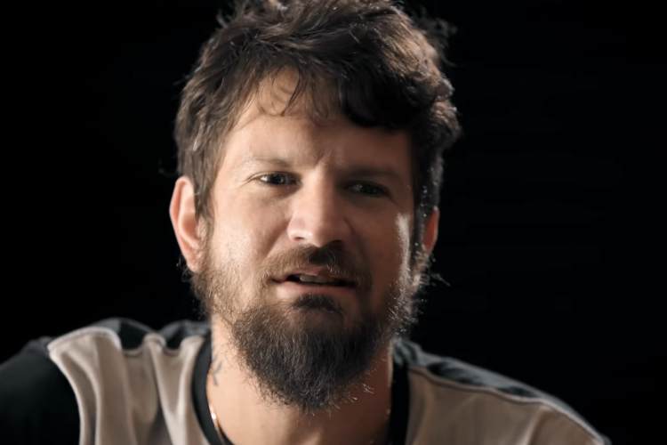 Saulo Fernandes desabafa sobre morte da mãe e afirma: “Tenho nadado no vazio”