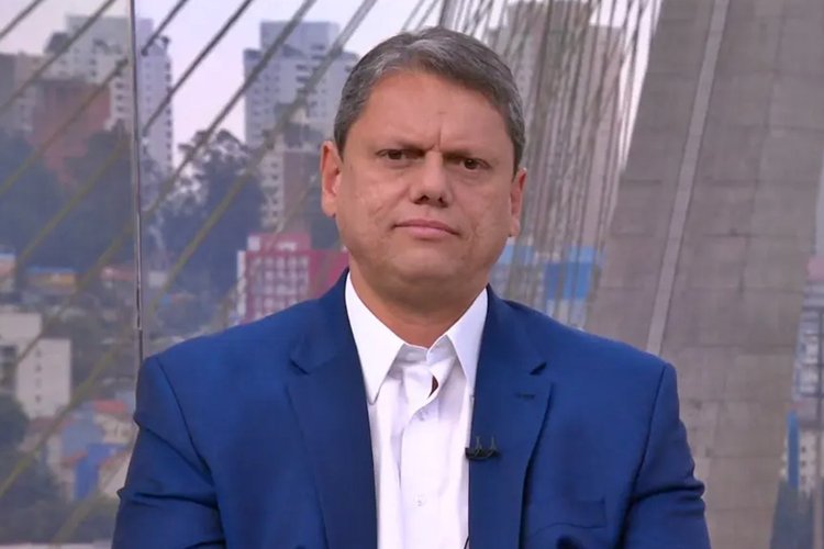 Republicanos fecha contrato milionário e tenta segurar Tarcísio de Freitas em meio à pressão do PL