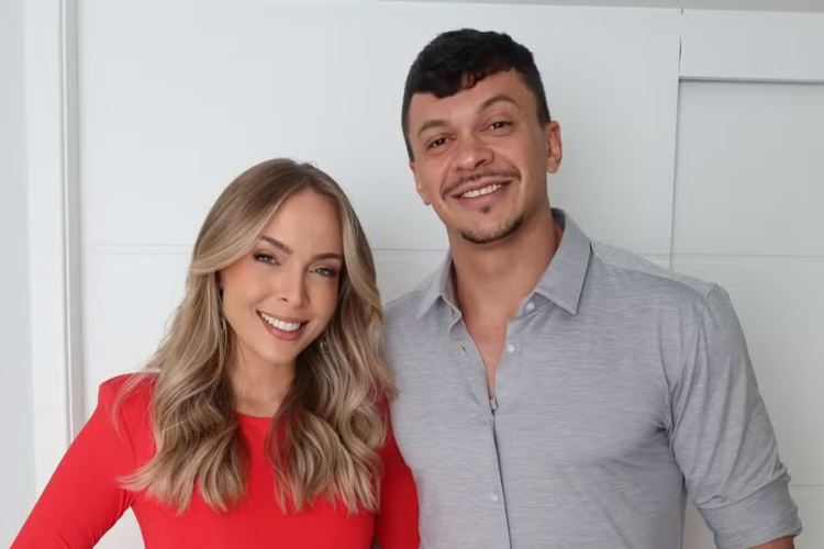 Tata Estaniecki e Júlio Cocielo surgem juntos após anunciarem separação