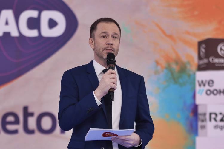 No palco do Teleton, Tiago Leifert fala da importância da AACD em sua vida