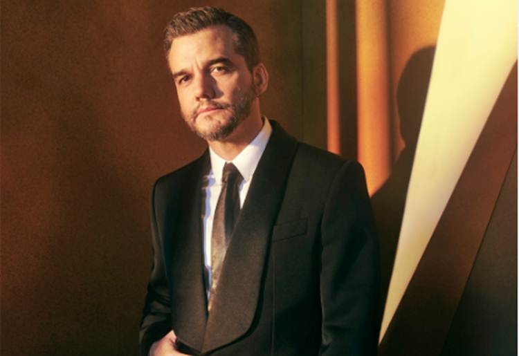 Wagner Moura pede ajuda para Bruna Marquezine antes de desfile