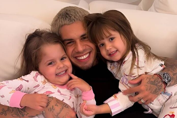 Zé Felipe com Maria Flor e Maria Alice Zé Felipe com Maria Flor e Maria Alice