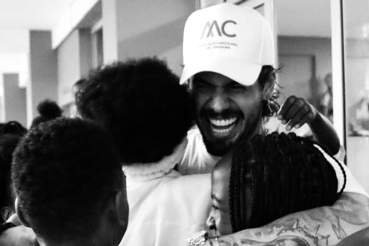 Durante estadia em Angola, Zé Felipe visita escolas e faz doação