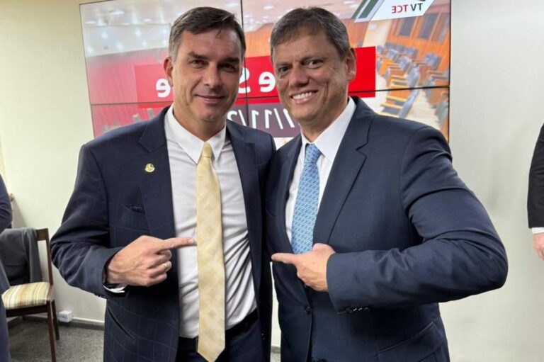 Flávio Bolsonaro agradece apoio de Tarcísio e dispara: “A esquerda treme”