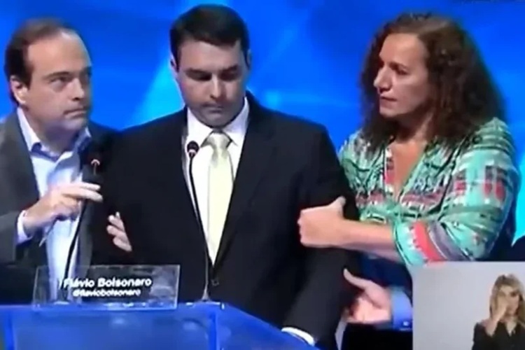 Flávio Bolsonaro sendo amparado por adversários Flávio Bolsonaro sendo amparado por adversários (Foto: Reprodução)