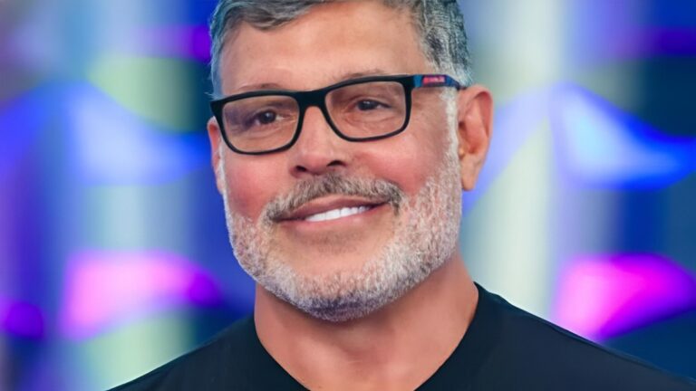 Alexandre Frota doa Havaianas descartadas por bolsonaristas