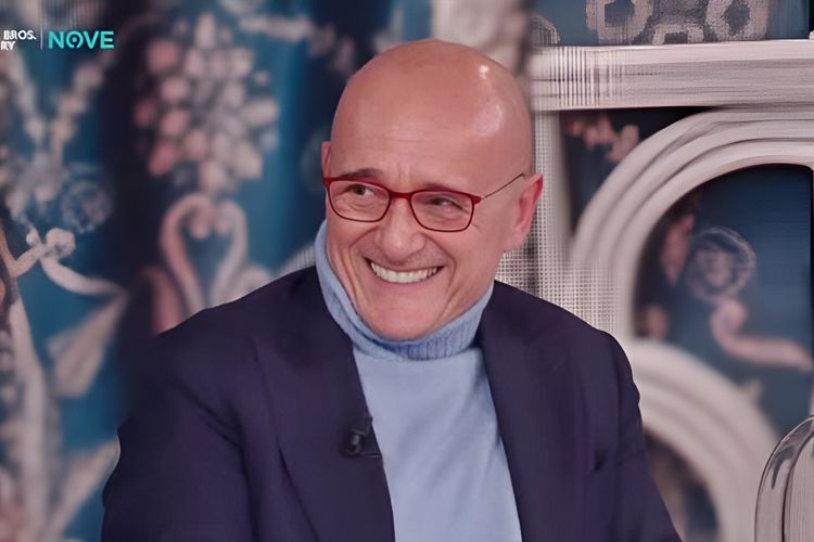 Apresentador do Big Brother da Itália, Alfonso Signorini é acusado de assédio por ex-integrantes do reality