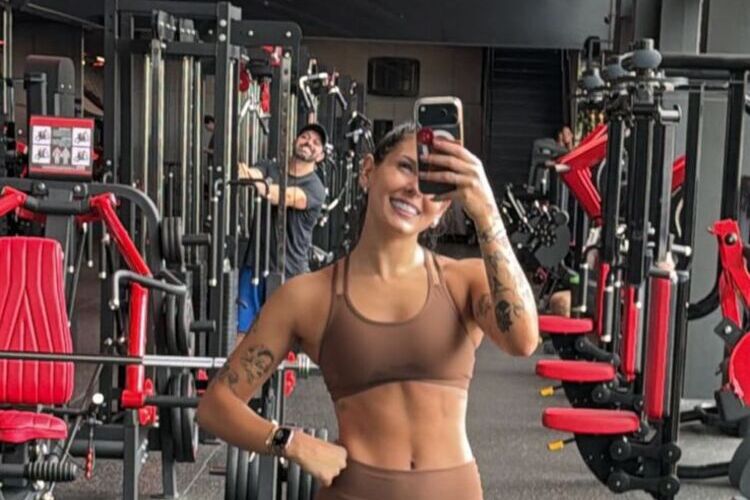 Ana Castela na academia Ana Castela na academia