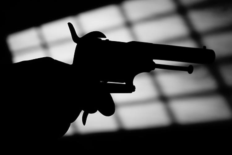 Influenciador reage a assalto e mata criminoso dentro de casa