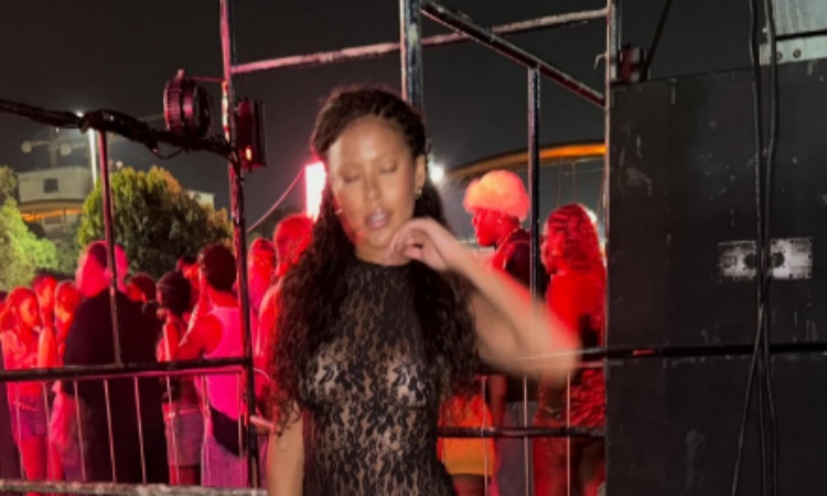 Bella Campos ousa com vestido transparente em festa no Rio