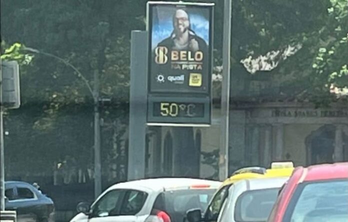 Termômetro marcando 50 graus na Tijuca, no Rio de Janeiro, na tarde de ontem (25) - Reprodução: Instagram (@leticialetrux)