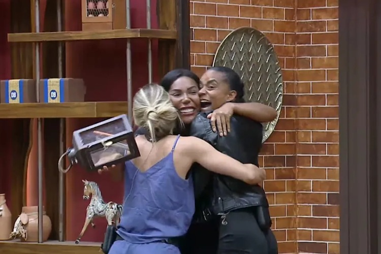 A Fazenda 17: Carol Lekker supera rivais e vence a Prova de Fogo