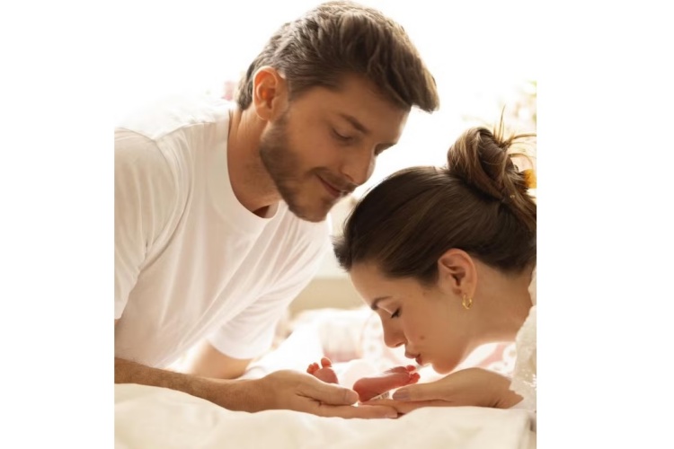 Nasce Clara, primeira filha de Camila Queiroz e Klebber Toledo