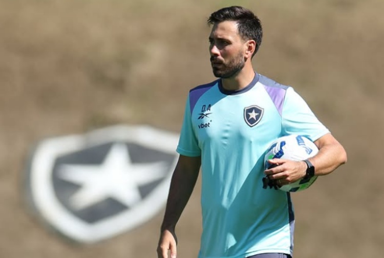 Racha nos bastidores: Botafogo anuncia saída de Davide Ancelotti após impasse interno