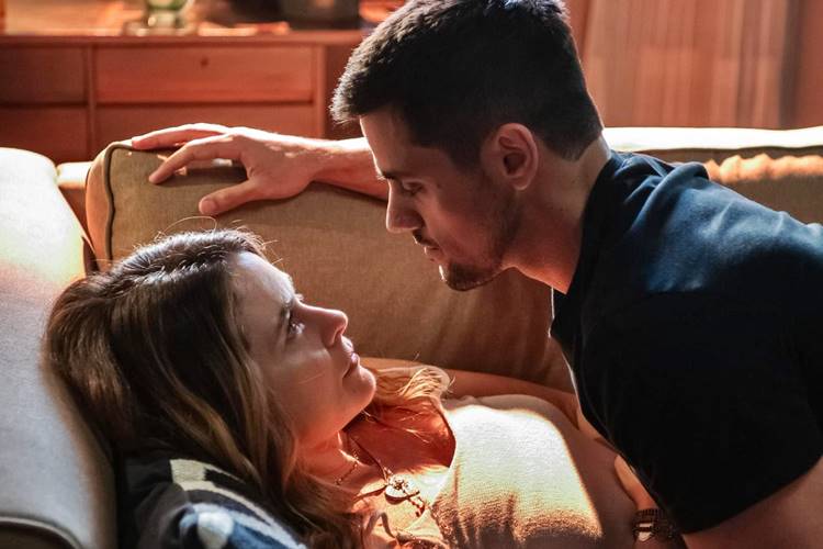 Dona de Mim: Filipa se entrega ao sentimento por Danilo