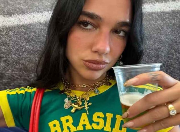 Dua Lipa na estética Brasilcore, no Rio de Janeiro — Foto: Reprodução/Instagram