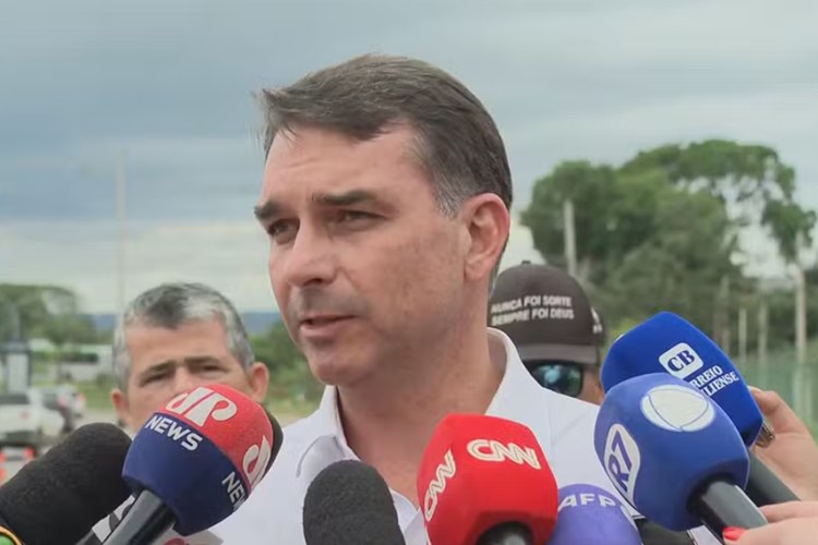 Flávio Bolsonaro afirma que Jair foi sentenciado à morte: “O Brasil é testemunha”