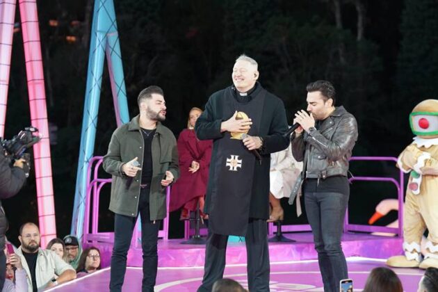 Guilherme e Benuto cantam com Padre Marcelo Rossi