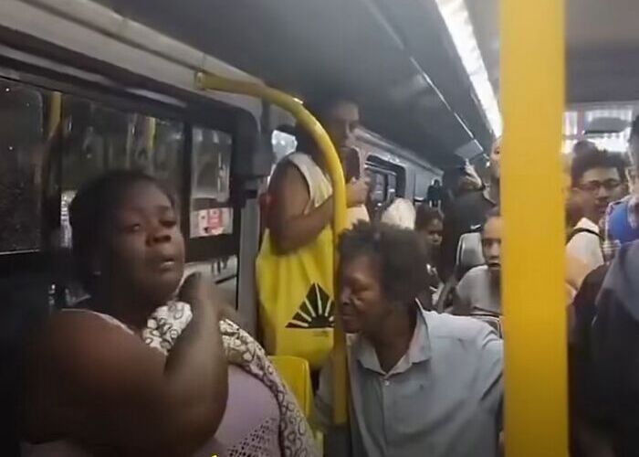 Idosa defeca no ônibus