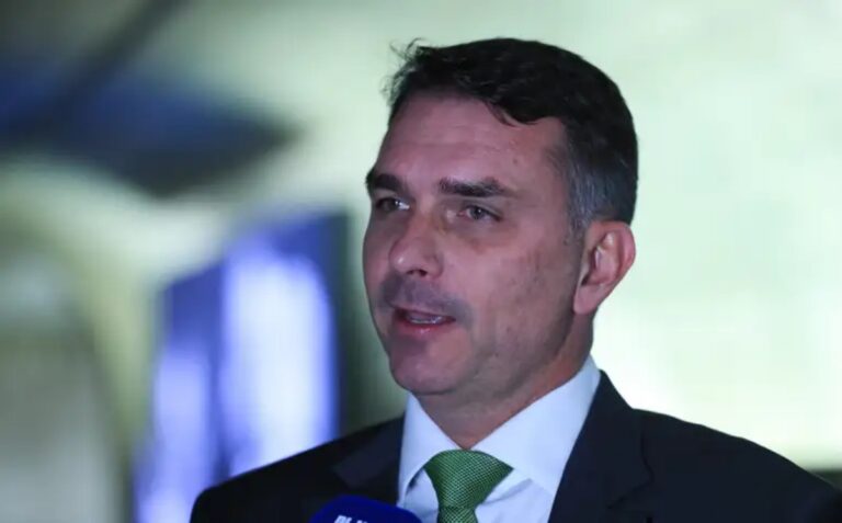 Flávio Bolsonaro relembra desmaio em debate e promete: “Vou atropelar”