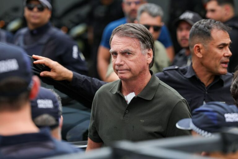 Cardiologista visita Bolsonaro, mas fisioterapeuta é barrado