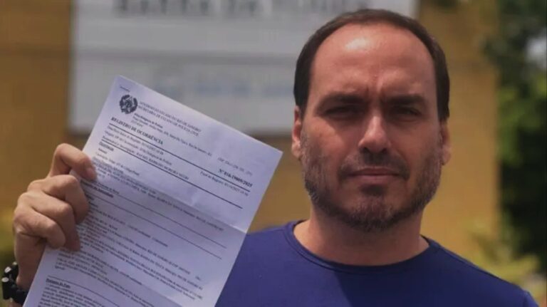 Carlos Bolsonaro assina renúncia à Câmara de Vereadores do RJ