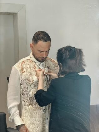 Hoje quem tem cuidado do look do sambista &eacute; a figurinista e stylist Karen Brusttolin, mulher de Alexandre Nero, que j&aacute; vestiu outros famosos.