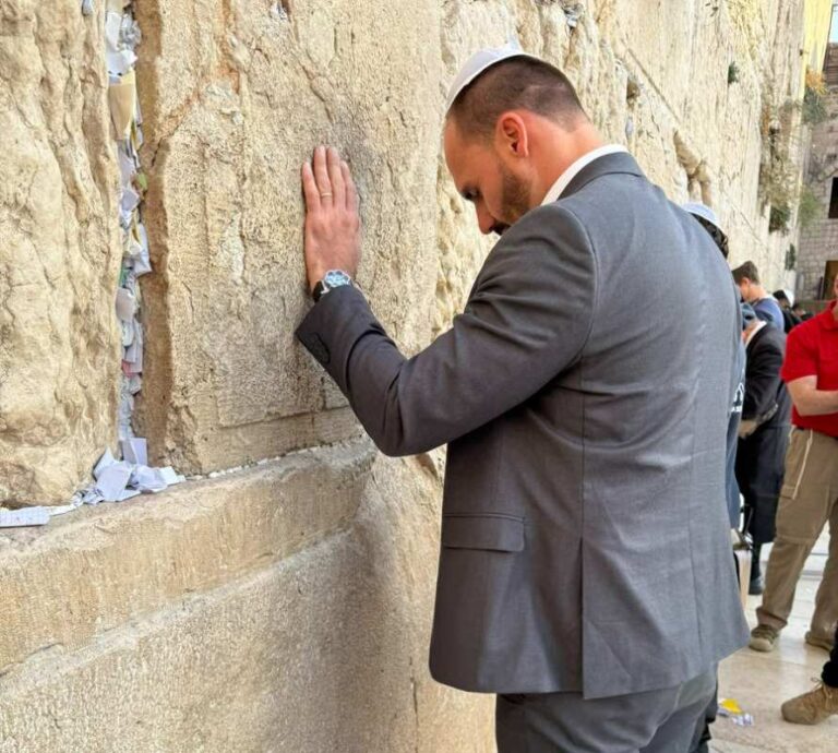 Eduardo Bolsonaro é alvo de críticas após atitude em local sagrado