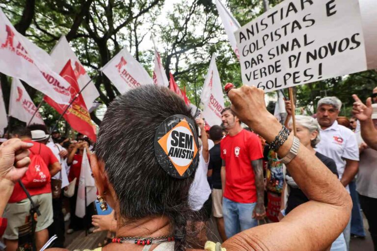 Petistas vão às ruas para pressionar congresso contra o PL