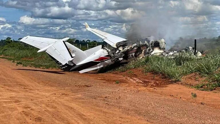Avião com deputado federal e vereador faz pouso forçado e pega fogo