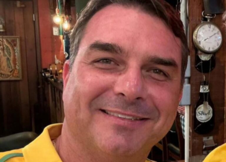 Flávio Bolsonaro surge fumando e bebendo: “Evangélico de araque”