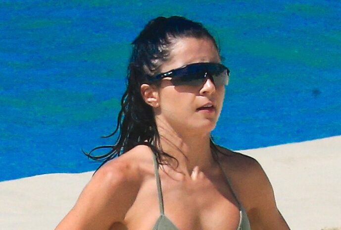 Jade Picon aproveita segunda de sol e exibe tanquinho em praia no Rio de Janeiro — Foto: Fabrício Pioyani / Agnews