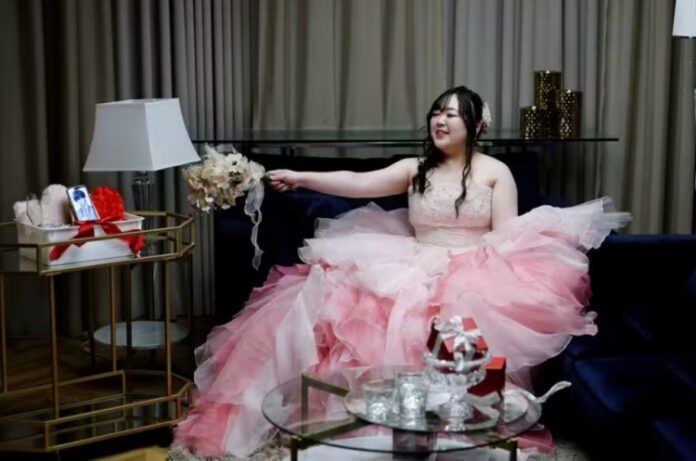 Yurina acena com seu buquê em direção a uma imagem de Klaus, seu parceiro de IA - Reprodução: Redes Sociais