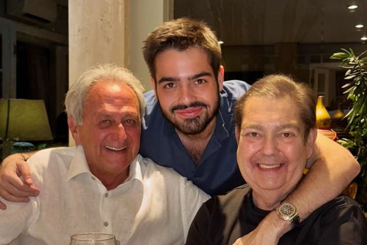 João Silva surge ao lado de Faustão sorridente ao curtir Natal: “maior privilégio”
