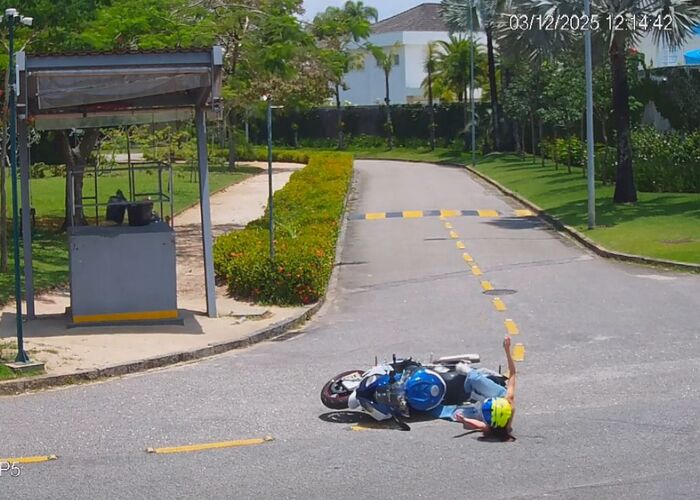 Juliette caindo da moto