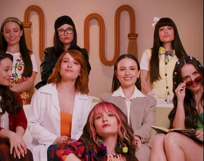 Larissa Manoela faz video revisitando suas personagens em comemoração aos 20 anos de carreira