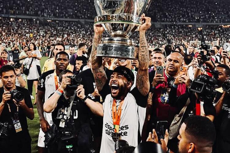 Memphis Depay pede saída de diretores do Corinthians após título da Copa do Brasil