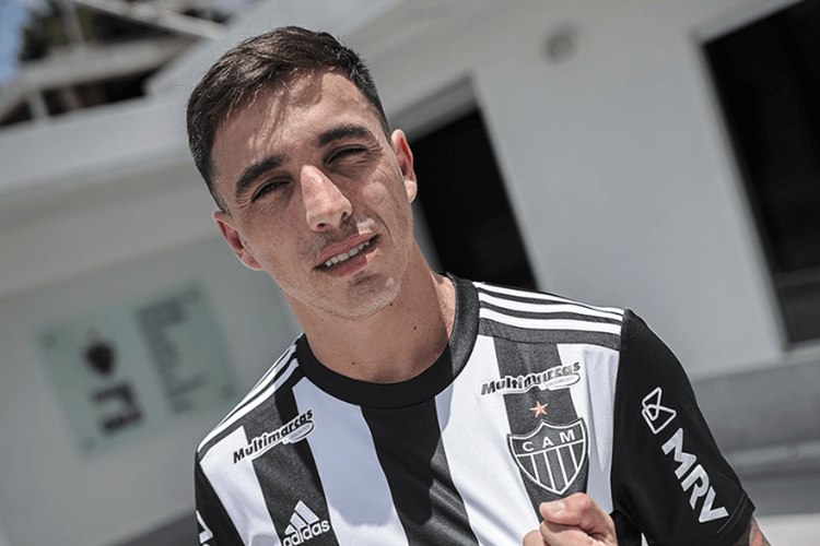 Renzo Saravia pode assinar contrato com o Corinthians para 2026