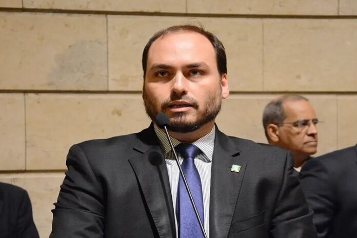 Carlos Bolsonaro sai em defesa do irmão contra Michelle (Foto: Renan Olaz/Agência Brasil) Carlos Bolsonaro sai em defesa do irmão contra Michelle (Foto: Renan Olaz/Agência Brasil)