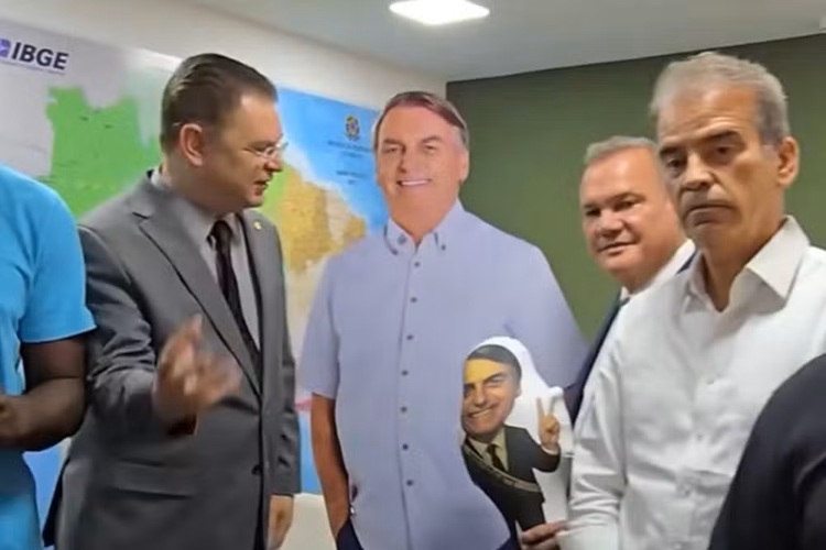 Sóstenes Cavalcante conversa com boneco Sóstenes Cavalcante conversa com boneco (Foto: Divulgação)