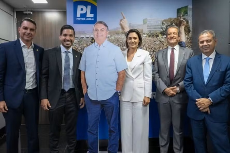 Michelle Bolsonaro posa com boneco Michelle Bolsonaro posa com boneco (Foto: Divulgação)