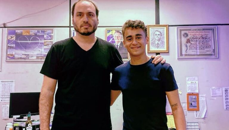Carlos Bolsonaro anuncia parceria com Nikolas Ferreira