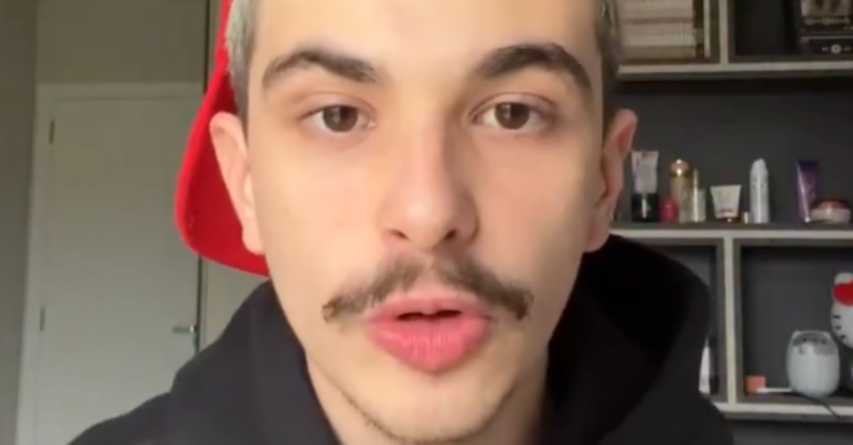 Jovem de esquerda Jovem de esquerda