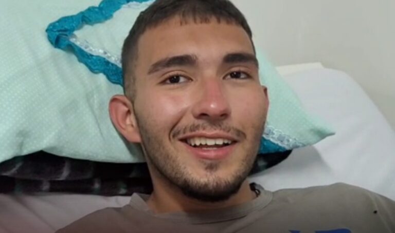 Jovem abandonado em trilha por amiga estrela comercial de Fast food