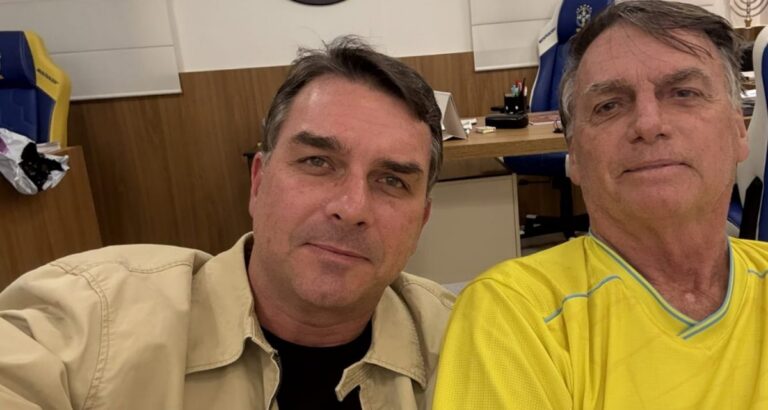Após viagem aos Estados Unidos, Flávio visita Bolsonaro na prisão