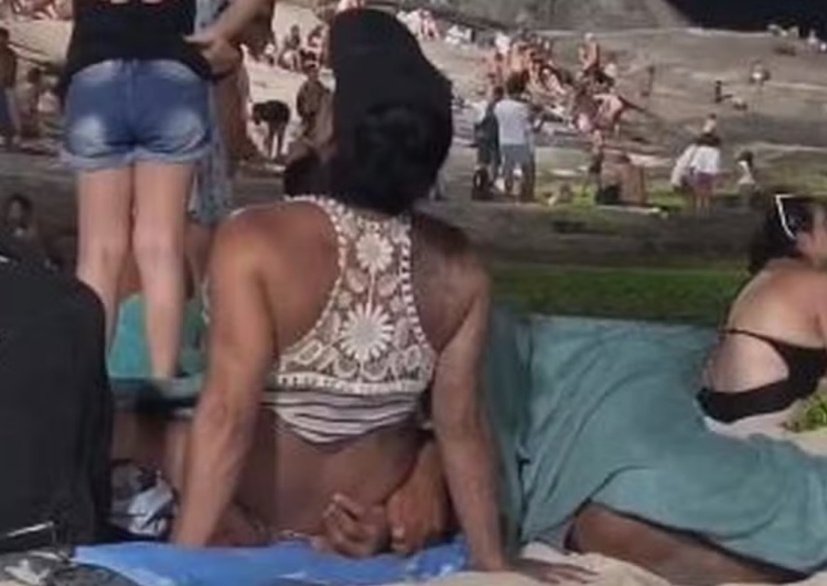 Clima esquenta no Arpoador: casal é denunciado por cena íntima e PM é acionada na praia