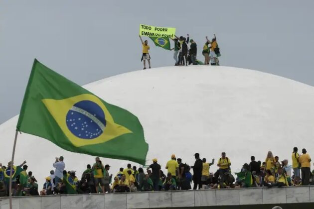 Manifestantes invadem Congresso, STF e Pal&aacute;cio do Planalto
